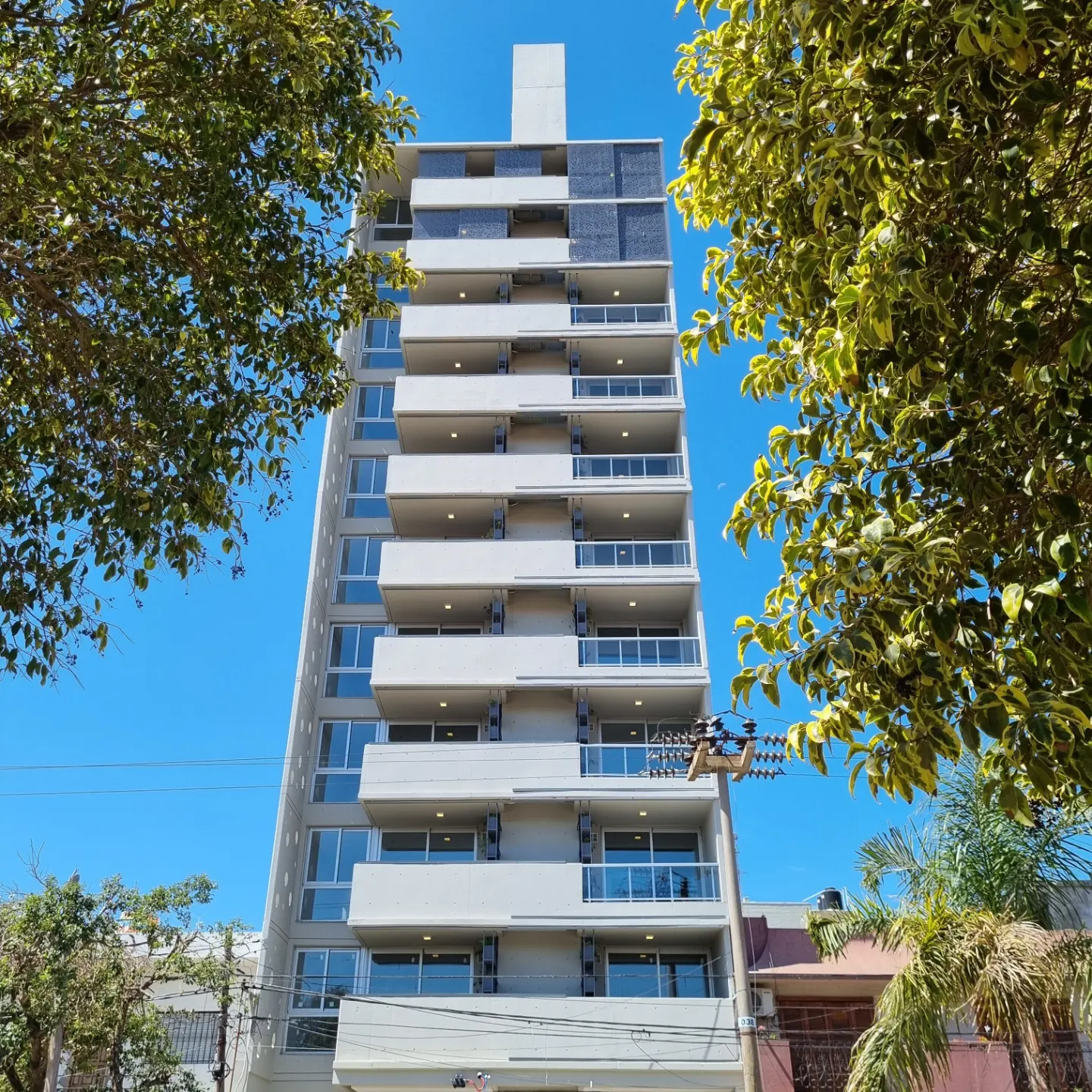 Detalle arquitectónico con sombras geométricas